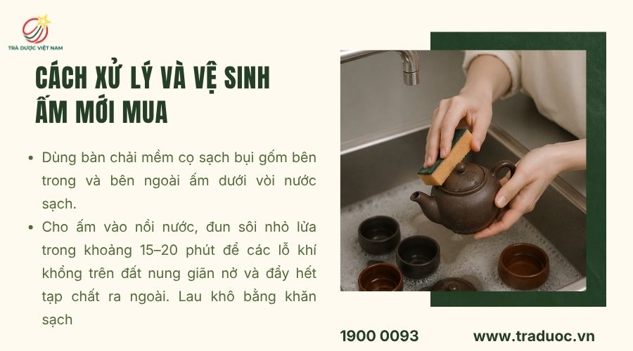 Cọ sạch bụi gốm và luộc ấm mới mua trong nước lọc từ 15–20 phút để làm sạch tạp chất
