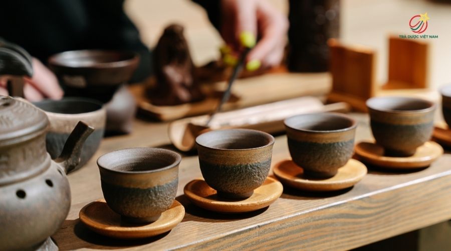 Vệ sinh dụng cụ pha trà