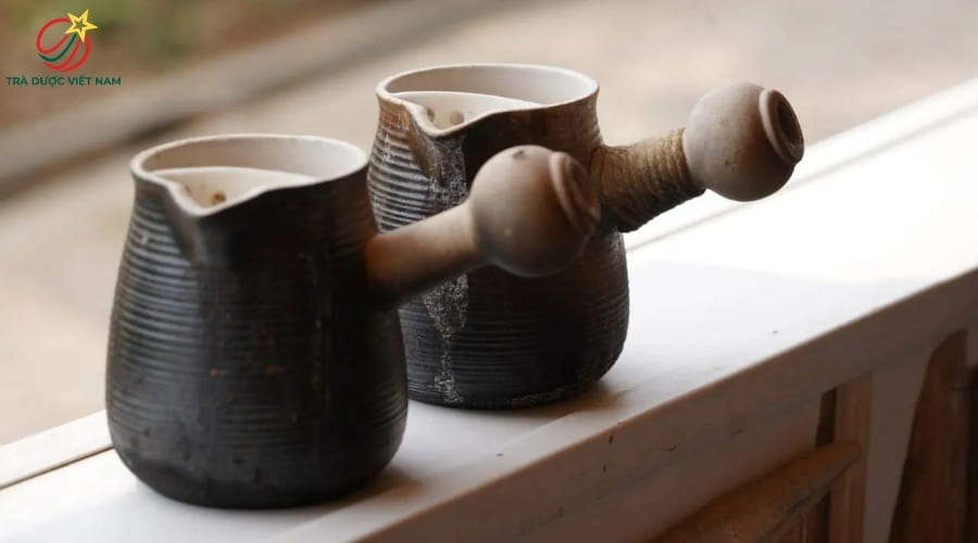 Kyusu thường có phần tay cầm được đặt ngang và vuông góc với vòi rót