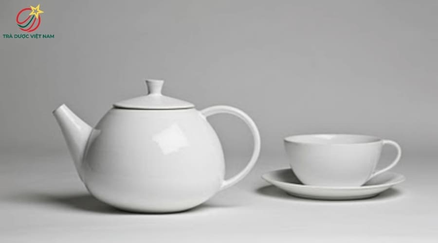 Ấm pha trà bằng sứ là lựa chọn thường xuất hiện trong bộ dụng cụ pha trà cơ bản