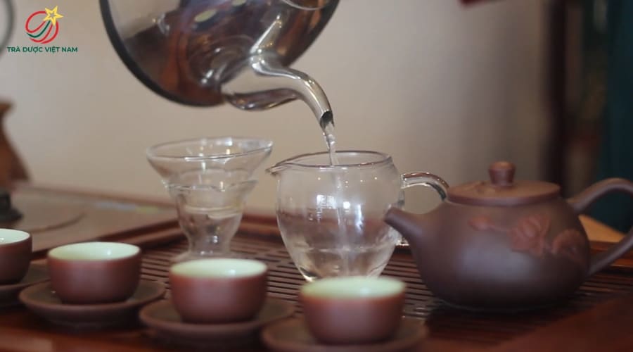 Làm nóng ấm chén sẽ giúp ổn định nhiệt độ khi pha trà