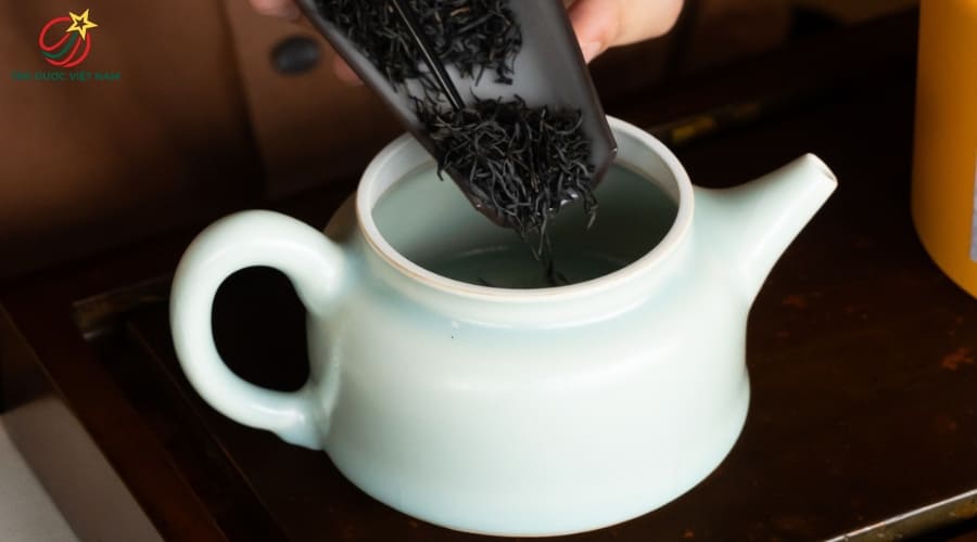 Cho lượng trà theo tỷ lệ phù hợp vào ấm trà