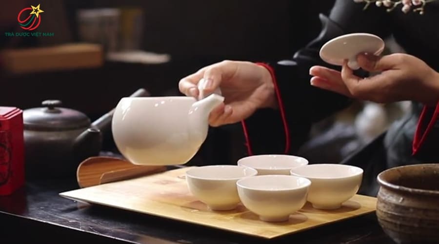 Đánh thức trà giúp lá trà nở đều và loại bỏ bụi bẩn ban đầu