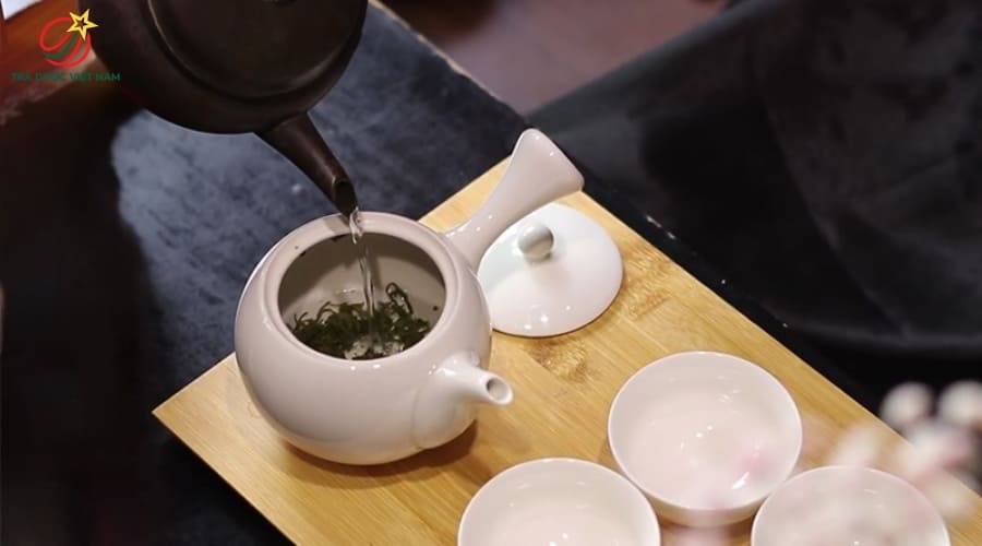 Hãm trà là bước then chốt trong cách pha trà để đạt được hương vị chuẩn