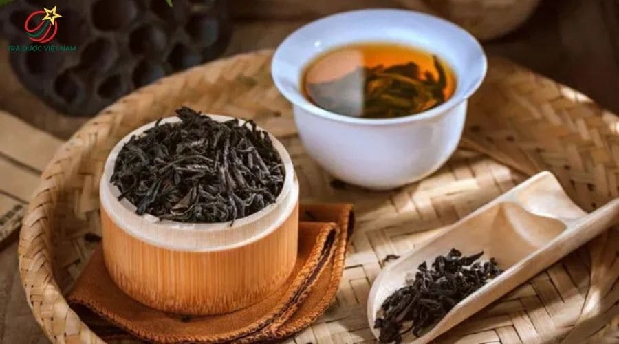 Hãm trà đen cần nước gần sôi và thời gian đủ để chiết xuất vị đậm, màu đẹp và hương thơm rõ