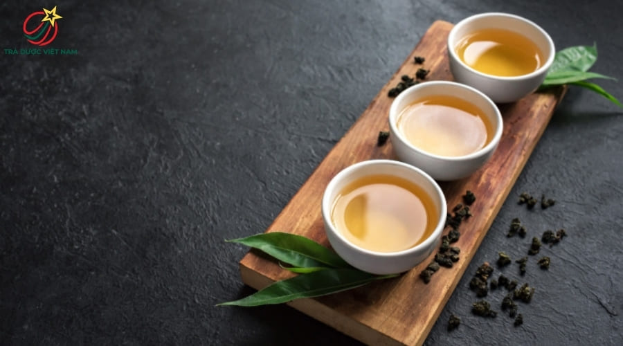 Với người mới, chén sứ trắng là lựa chọn để dễ quan sát màu nước trà một cách chính xác