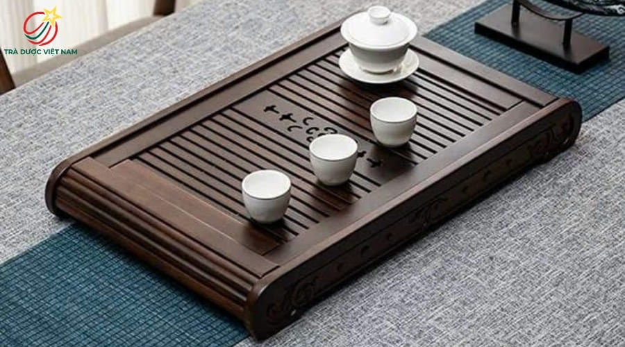 Khay trà thường có thiết kế đơn giản và được làm từ gỗ, tre hoặc nhựa giả đá