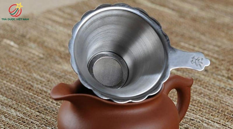 Lọc trà có công dụng giữ lại bã trà, vụn, hay cặn nhỏ giúp nước trà trong và dễ uống