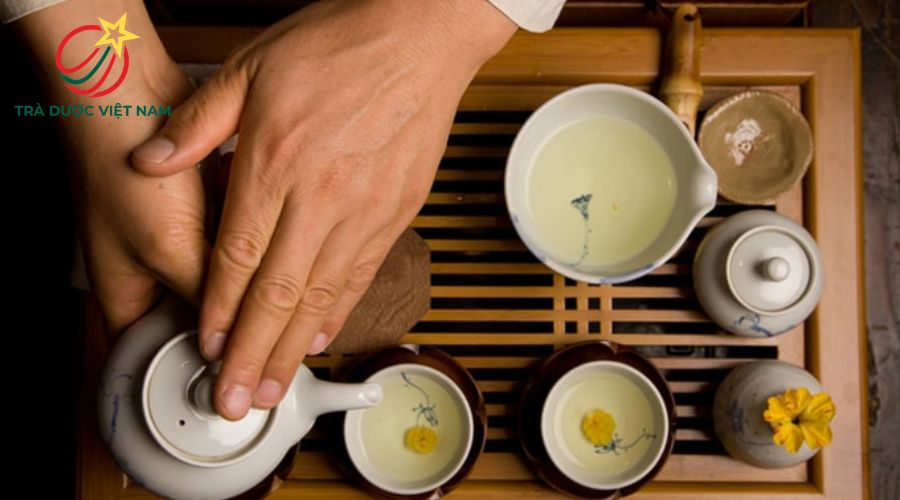 Thưởng trà là nghệ thuật chú tâm vào từng bước pha, từng ngụm nếm và hương vị tự nhiên