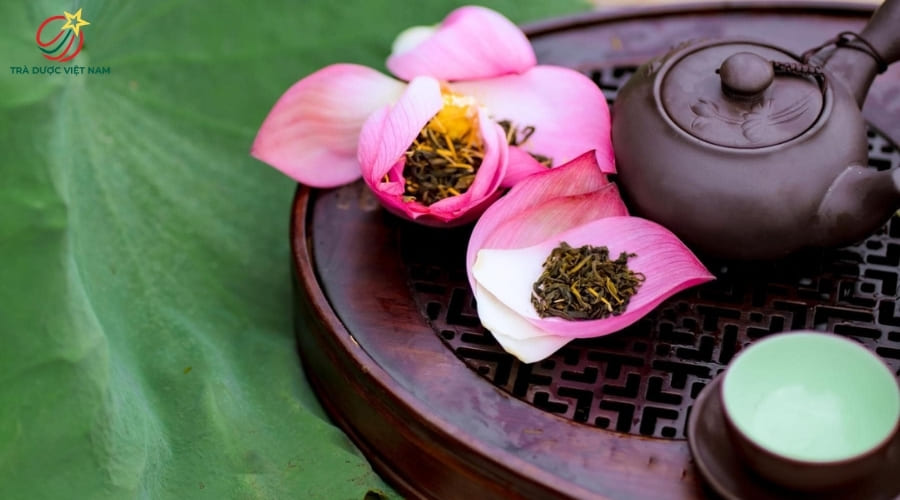 Trà sen Tây Hồ được biết đến là dòng trà ướp hương truyền thống nổi tiếng của Hà Nội