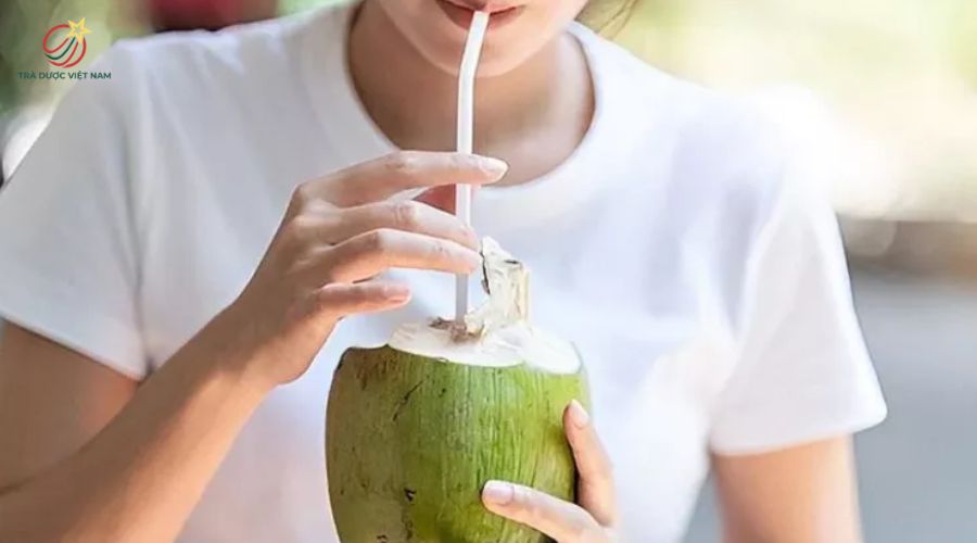 Uống nước dừa là cách giải say trà hiệu quả, giúp cơ thể trở nên ổn định hơn