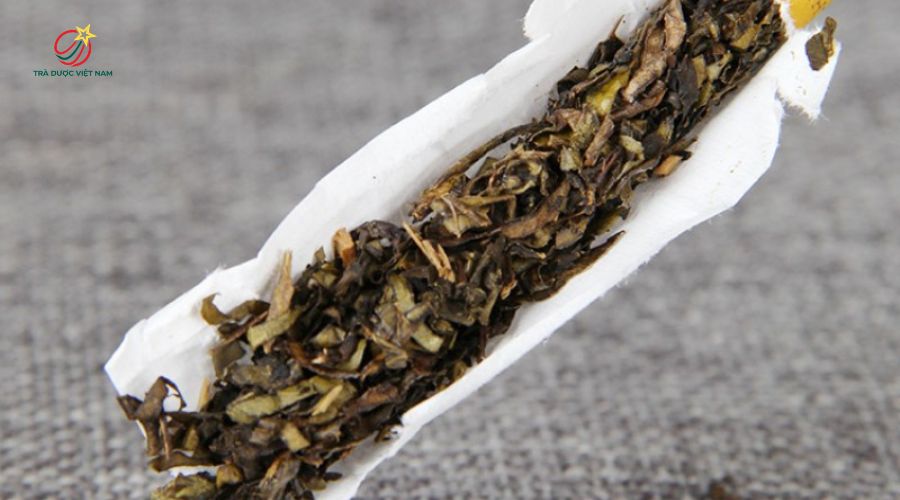 Lấy bã trà để bón phân cho cây rất tốt lá và rễ