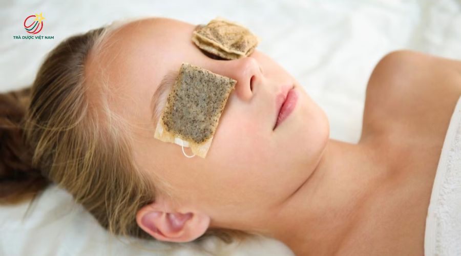 Bã trà có chất caffeine và tannin giúp giảm quầng thâm và bọng mắt