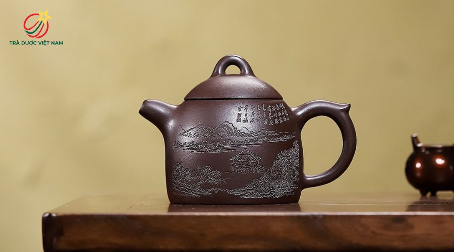 Ấm Tần Quyền mang nét uy quyền, chắc chắn