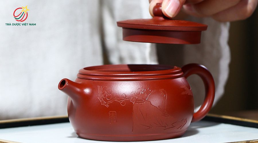 Ấm Tỉnh Lan có đặc điểm là miệng ấm rộng