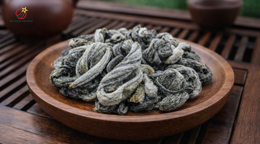 Trà Shan Tuyết cổ thụ thường sở hữu búp trà lớn, dày và xoăn