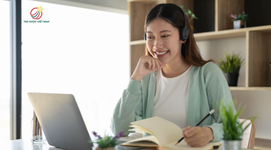 Uống trà buổi sáng mang lại trạng thái tỉnh táo, tập trung