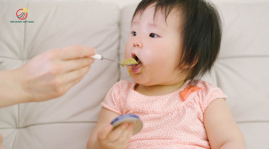 Trẻ dưới 3 tuổi không nên uống nước trà