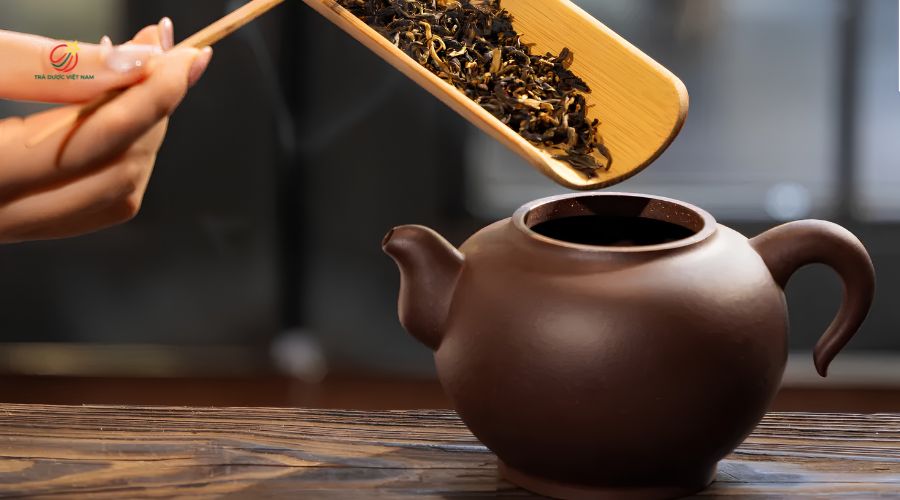 Chọn trà có hương thơm rõ, ngoại hình đẹp và bao bì sang trọng để làm quà biếu tặng