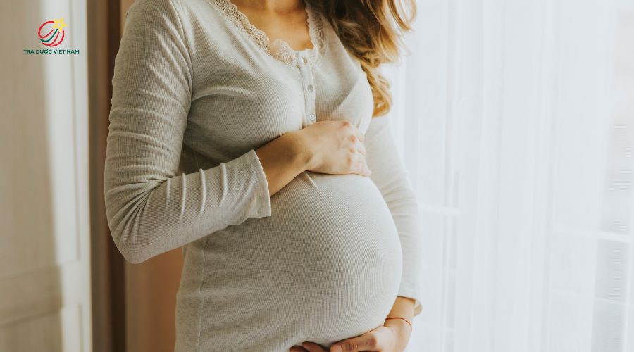 Phụ nữ mang đặc biệt trong 3 tháng đầu không nên uống trà hoa hồng
