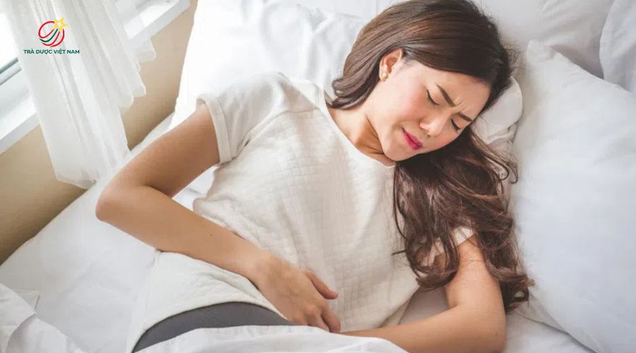 Uống trà Atiso đỏ giúp làm dịu các cơn co thắt tử cung khi đến kì