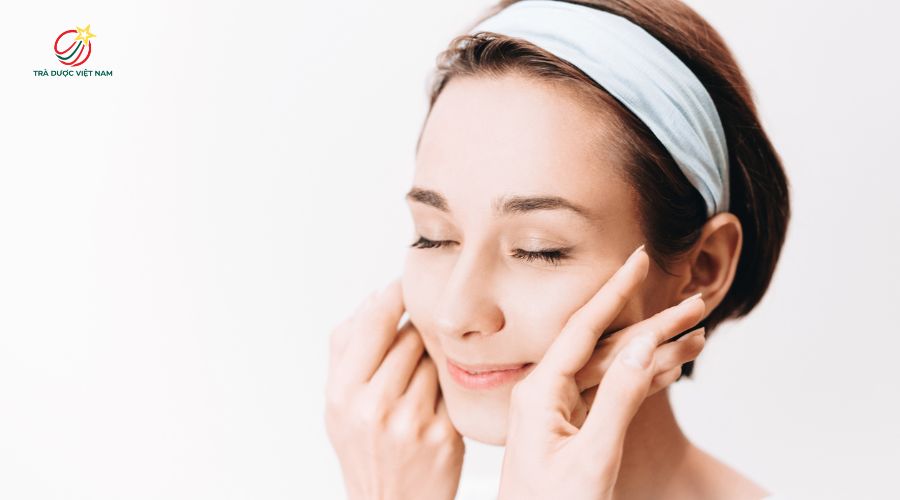 Nước trà sâm dứa vitamin C và E giúp duy trì độ ẩm da