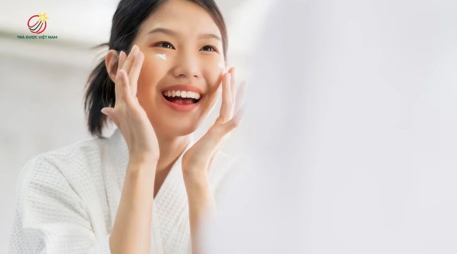 Trà hoa hồng hỗ trợ làm đẹp da, tăng đàn hồi và giảm dấu hiệu lão hóa